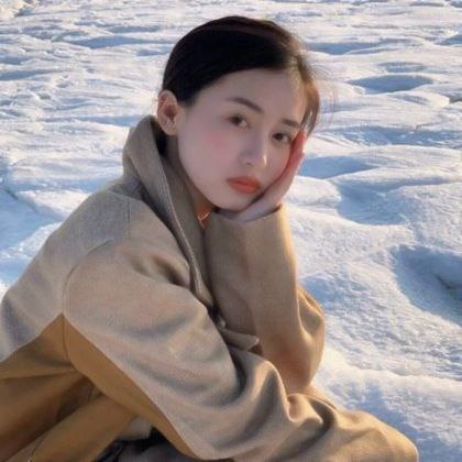 当她感觉到子宫里的东西时，她四肢着地，尖叫起来