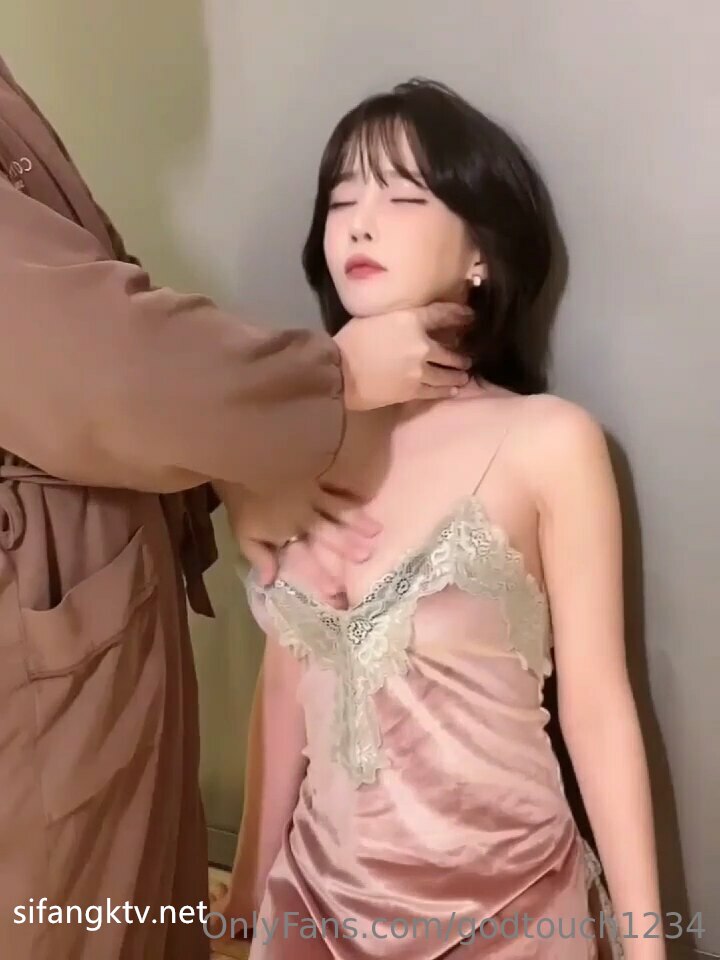 颜值苗条小姐姐！和女同闺蜜双女秀！69骑脸互舔骚逼，单腿黑丝美腿，跳蛋震穴，穿戴假屌操逼